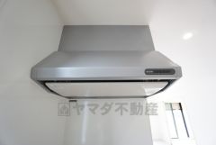 コンロ上には換気扇完備＾＾すぐ横に小窓が設けられているので、換気扇と合わせてWで換気できます＾＾