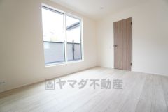 主寝室としてお使いいただけそうなこちらのお部屋は、日当たりが良く、爽やかな風を感じて起きる朝は、快適生活の始まりに。