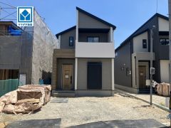 大通りから住宅街に入った一戸建ての多いエリア。落ち着いた雰囲気で快適な生活を送れます。
