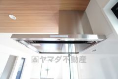 コンロ上には換気扇完備＾＾すぐ横に小窓が設けられているので、換気扇と合わせてWで換気できます＾＾