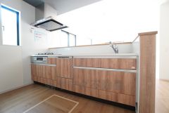 対面式キッチンなのでリビングにいるご家族とコミュニケーションを取りながら洗い物や、お料理が楽しめそうですね＾＾