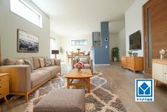 家族が集まる開放的なリビング。思い思いの時間を過ごしたり食事をしたり、素敵な団らんの場になりますね。家具はCGによるイメージ画像です。