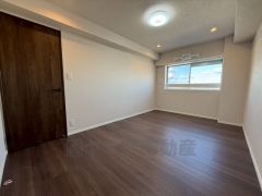 主寝室としてお使いいただけそうなこちらのお部屋は、日当たりが良く、爽やかな風を感じて起きる朝は、快適生活の始まりに。