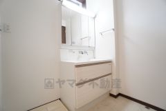 三面鏡裏収納付き洗面化粧台です＾＾ 歯磨きセットやスキンケア用品などの収納に便利ですね。