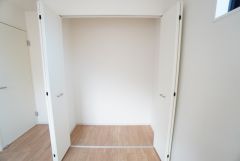 2階5.2帖洋室。洋室にはクローゼット付き。たっぷりと収納できるので、衣替えの心配もいりませんね＾＾