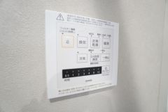 雨の日の洗濯も安心できる浴室暖房乾燥機付き浴室。リモコンで操作もボタン1つで簡単。