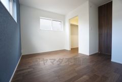 2面採光を確保した明るい室内は、風通しも良く、大変居心地の良い空間となっております。日当たりがよく、子供部屋としての利用もおすすめ。