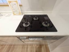 3種類の料理が同時に調理できる、3口ガスコンロ。忙しい夕食の支度時間が短縮できて効率よくお料理が楽しめます。 