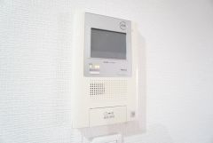 防犯はもちろん、セールスマン対策にもなるモニター付きインターホンです。 来訪者の顔が見えるので安心ですね＾＾
