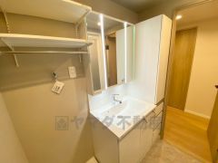 三面鏡裏収納付き洗面化粧台です＾＾ 歯磨きセットやスキンケア用品などの収納に便利ですね。 生活感も隠すことができ、来客時にも安心です。