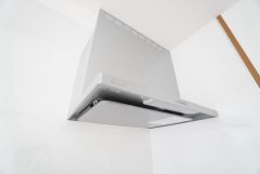 お手入れが簡単なスリム型レンジフードです。調理により発生する油煙や臭いを吸い込み、屋外へ排気してくれます。