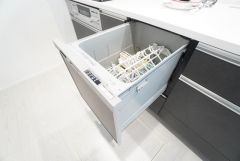 炊事時間を大幅に短縮できる食器洗浄乾燥機付き＾＾食器を洗う手間が減るので家族とのコミュニケーションの時間や自分の時間が増えますね。