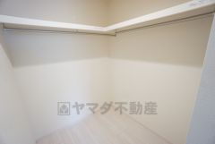 寝室にはハンガーパイプ付きのウォークインクローゼットが設けられています。たっぷり収納できるので衣替えの心配もいりませんね＾＾
