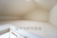 季節物の衣類もスッキリ収納できる小屋根収納。趣味の道具などの収納スペースとして活用出来ます。