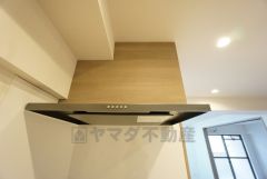 コンロ上には換気扇完備＾＾調理時の蒸気や匂いが換気扇に誘導され、効率的に排煙ができます＾＾