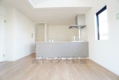 窓から光が差し込む明るいダイニングです＾＾