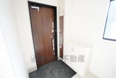 採光も考えられた明るい玄関です。たっぷり収納できるシューズボックス付きなので、家族全員の靴がきれいに整頓できます。