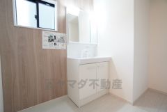 三面鏡裏収納付き洗面化粧台です＾＾ 歯磨きセットやスキンケア用品などの収納に便利ですね。