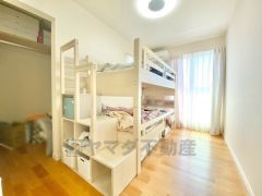 バルコニーからの採光を確保した明るい室内は、風通しも良く、大変居心地の良い空間となっております。日当たりがよく、子供部屋としての利用もおすすめ。 