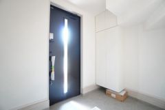採光も考えられた明るい玄関です。たっぷり収納できるシューズボックス。家族全員の靴がきれいに整頓できます。