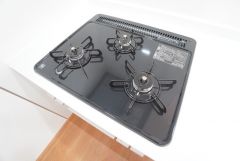 同時にたくさんの料理が調理できる3口コンロ。長時間熱を通しておきたい煮込み料理を作りながら、炒め物など同時進行で進められます。