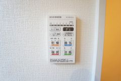 浴室暖房乾燥機には、暖房、乾燥、涼風、換気の4つの機能が付いています。タイマー付きです。換気・雨の日の洗濯も安心です＾＾