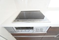 お手入れのしやすいIHクッキングヒーターです。3口コンロなので、効率よくお料理が楽しめます。毎日のお料理も楽しくなりますね＾＾ 