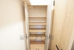 ホールには可動棚タイプの収納付き。