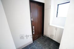 玄関扉から光の差し込む明るい玄関です。