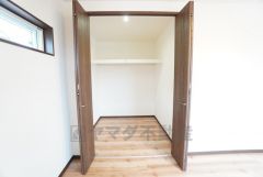 寝室には大容量なハンガーパイプ付きのウォークインクローゼットが設けられています。たっぷり収納できるので衣替えの心配もいりませんね＾＾