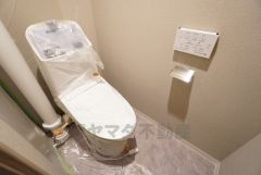 ウォシュレット、暖房便座、節電・節水機能など、使い勝手のよい高機能トイレです。 上部には収納棚が付いています＾＾