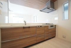 対面式キッチンなのでリビングにいるご家族とコミュニケーションを取りながら洗い物や、お料理が楽しめそうですね＾＾