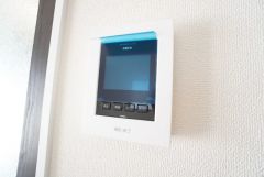 防犯はもちろん、セールスマン対策にもなるモニター付きインターホンです。 来訪者の顔が見えるので安心ですね＾＾