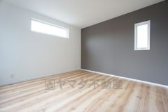 8帖。主寝室としてお使いいただけそうなこちらのお部屋は、日当たりが良く、爽やかな風を感じて起きる朝は、快適生活の始まりに。