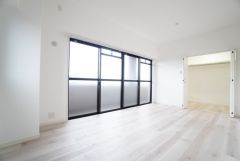 8.3帖。主寝室としてお使いいただけそうなこちらのお部屋は、日当たりが良く、爽やかな風を感じて起きる朝は、快適生活の始まりに。