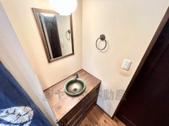 1階トイレ横には洗面器付き。玄関にも近く、帰宅後すぐに手を洗えるので嬉しいですね。