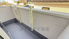 南東向きで陽当たりの良いバルコニーです。お洗濯やお布団干しはもちろん、日光浴スペースにも＾＾足元は防水工事施工済です。