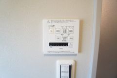 浴室暖房乾燥機には、暖房、乾燥、涼風、換気の4つの機能が付いています。
