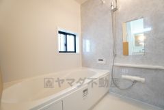 1日の疲れを癒すくつろぎのバスルーム。足を伸ばしてもゆったりと入れるサイズです。お子様と一緒にお風呂に入っても狭くないですね＾＾