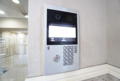 オートロックは、外部の人が自由に建物内に出入りできないため、不審者の侵入防止効果があります。来訪者の顔が見えるので、安心＾＾お子さん1人での留守番時にも活躍しそうです。