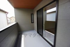 幅広のインナーバルコニーは多少の雨でも洗濯物を守ってくれ、家事を助けてくれること間違いなし。眩しすぎる日差しも和らげます。