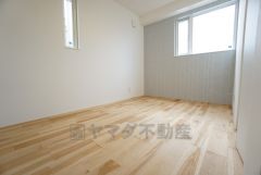 2面採光を確保した明るい室内は、風通しも良く、大変居心地の良い空間となっております。日当たりがよく、子供部屋としての利用もおすすめ。