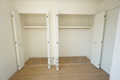 寝室にはハンガーパイプ付きのクローゼットが設けられています。たっぷり収納できるので衣替えの心配もいりませんね＾＾ 