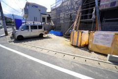 駐車スペースはゆとりある並列2台分を確保。マイカー用に、お客さま用に、余裕を持ってご利用いただけます＾＾ 