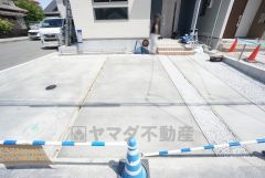 駐車スペースはゆとりある2台分を確保。マイカー用に、お客さま用に、余裕を持ってご利用いただけます。