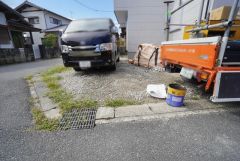 駐車スペースはゆとりある3台分を確保。マイカー用に、お客さま用に、余裕を持ってご利用いただけます。