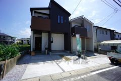 全2区画の新築戸建です＾＾左側が2号地、右側が1号地。