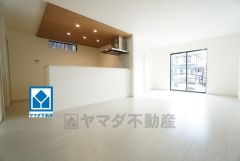 窓から光が差し込む明るいダイニングです＾＾