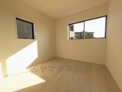 2面採光を確保した明るい室内は、風通しも良く、大変居心地の良い空間となっております。日当たりがよく、子供部屋としての利用もおすすめ。