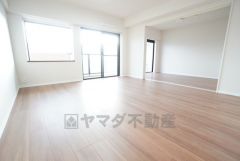 リビングには洋室が隣接しており、引き戸で仕切れるので普段は繋げて広々空間として、来客時は客間としても＾＾